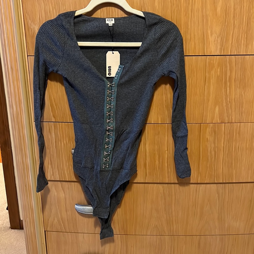 Size M, clasp grey body suit